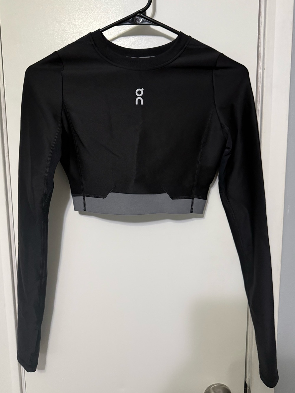 Run On Clouds Train Long Sleeve Crop